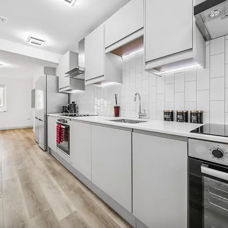 Modern & Cozy Private Double - Shared House By Altoluxo Short Lets & Serviced With Free Wifi & Parking *