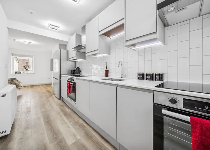 Modern & Cozy Private Double - Shared House By Altoluxo Short Lets & Serviced With Free Wifi & Parking *