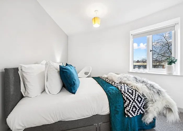 Modern & Cozy Private Double - Shared House By Altoluxo Short Lets & Serviced With Free Wifi & Parking *