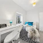 Modern & Cozy Private Double - Shared House By Altoluxo Short Lets & Serviced With Free Wifi & Parking דירה