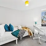 Modern & Cozy Private Double - Shared House By Altoluxo Short Lets & Serviced With Free Wifi & Parking Apartment