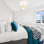 Modern & Cozy Private Double - Shared House By Altoluxo Short Lets & Serviced With Free Wifi & Parking *