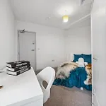 Apartment Modern & Cozy Private Double - Shared House By Altoluxo Short Lets & Serviced With Free Wifi & Parking *