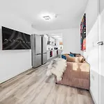 Modern & Cozy Private Double - Shared House By Altoluxo Short Lets & Serviced With Free Wifi & Parking *