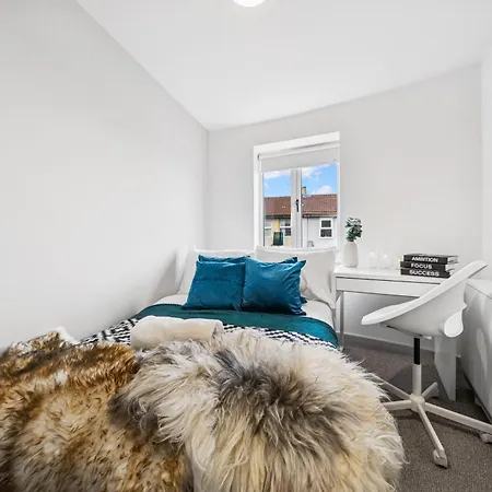 Modern & Cozy Private Double - Shared House By Altoluxo Short Lets & Serviced With Free Wifi & Parking Lejlighed