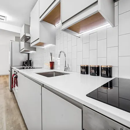 Modern & Cozy Private Double - Shared House By Altoluxo Short Lets & Serviced With Free Wifi & Parking *