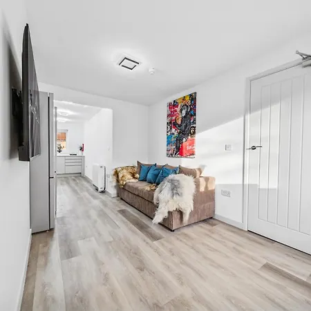 Modern & Cozy Private Double - Shared House By Altoluxo Short Lets & Serviced With Free Wifi & Parking Apartment *