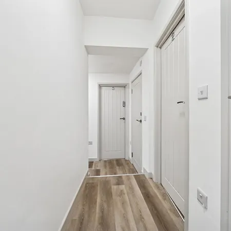 Modern & Cozy Private Double - Shared House By Altoluxo Short Lets & Serviced With Free Wifi & Parking * Bristol