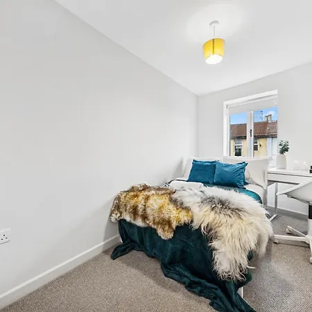 Modern & Cozy Private Double - Shared House By Altoluxo Short Lets & Serviced With Free Wifi & Parking * Bristol