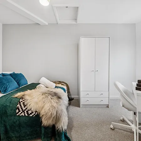 Modern & Cozy Private Double - Shared House By Altoluxo Short Lets & Serviced With Free Wifi & Parking Apartment *