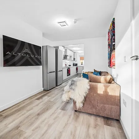 Modern & Cozy Private Double - Shared House By Altoluxo Short Lets & Serviced With Free Wifi & Parking *