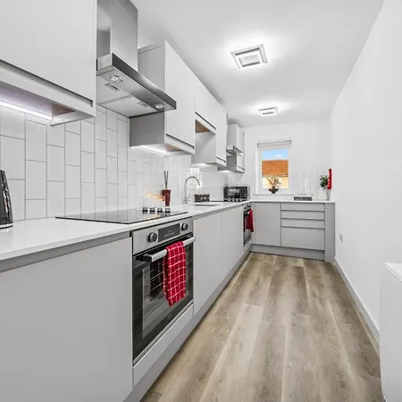 Modern & Cozy Private Double - Shared House By Altoluxo Short Lets & Serviced With Free Wifi & Parking *