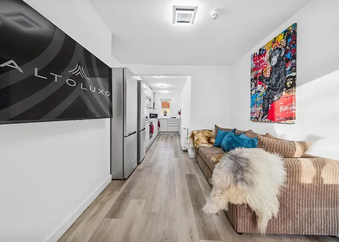 Modern & Cozy Private Double - Shared House By Altoluxo Short Lets & Serviced With Free Wifi & Parking Bristol