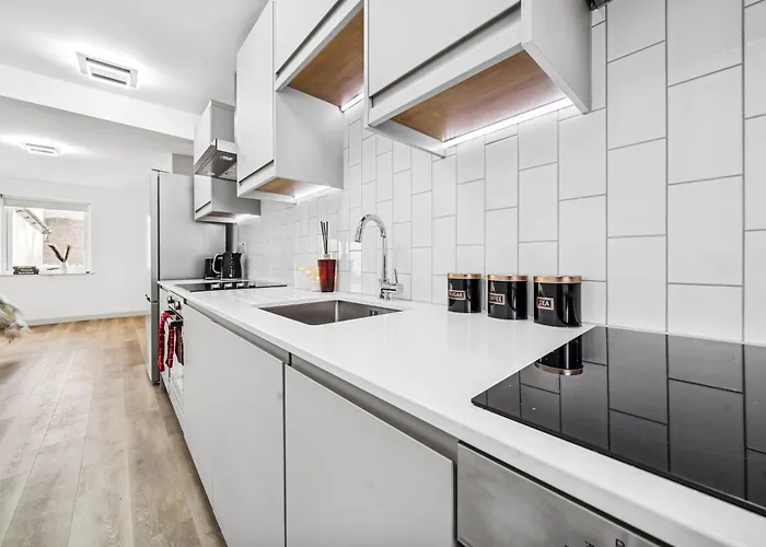 Modern & Cozy Private Double - Shared House By Altoluxo Short Lets & Serviced With Free Wifi & Parking *