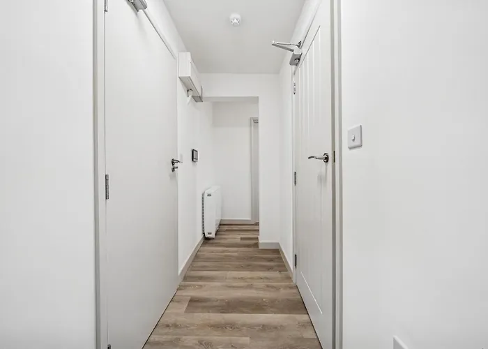 Modern & Cozy Private Double - Shared House By Altoluxo Short Lets & Serviced With Free Wifi & Parking Lejlighed