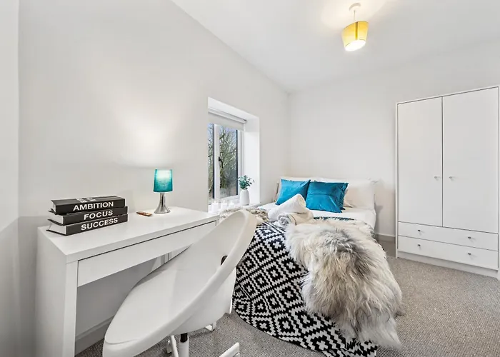 Modern & Cozy Private Double - Shared House By Altoluxo Short Lets & Serviced With Free Wifi & Parking Lejlighed