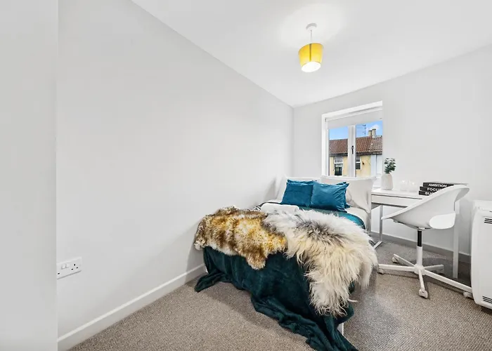 Modern & Cozy Private Double - Shared House By Altoluxo Short Lets & Serviced With Free Wifi & Parking * Bristol