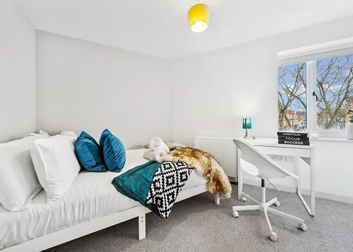 Modern & Cozy Private Double - Shared House By Altoluxo Short Lets & Serviced With Free Wifi & Parking Apartment