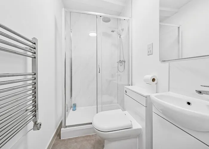 Daire Modern & Cozy Private Double - Shared House By Altoluxo Short Lets & Serviced With Free Wifi & Parking *