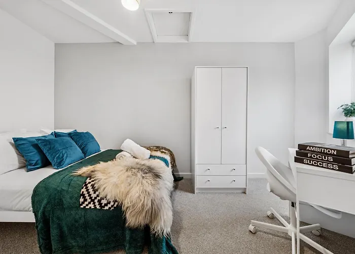 Modern & Cozy Private Double - Shared House By Altoluxo Short Lets & Serviced With Free Wifi & Parking Apartment *