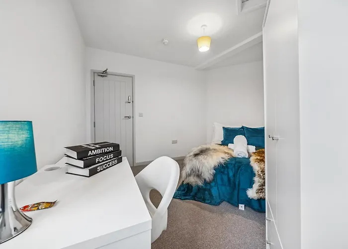 Daire Modern & Cozy Private Double - Shared House By Altoluxo Short Lets & Serviced With Free Wifi & Parking *