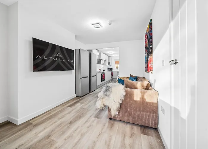 Modern & Cozy Private Double - Shared House By Altoluxo Short Lets & Serviced With Free Wifi & Parking *