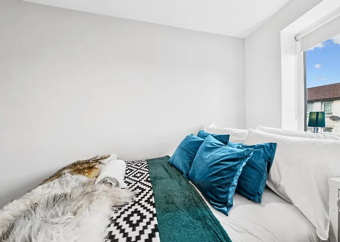 Modern & Cozy Private Double - Shared House By Altoluxo Short Lets & Serviced With Free Wifi & Parking Apartment *