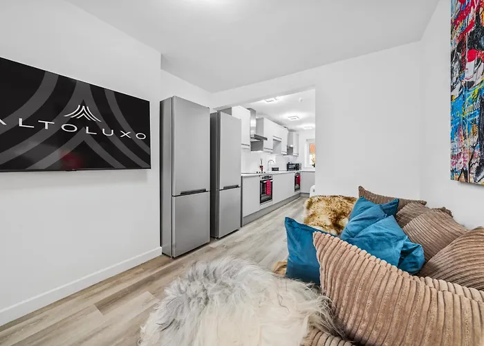 Modern & Cozy Private Double - Shared House By Altoluxo Short Lets & Serviced With Free Wifi & Parking *