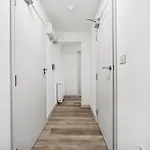 Modern & Cozy Private Double - Shared House By Altoluxo Short Lets & Serviced With Free Wifi & Parking شقة