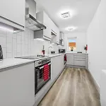 Modern & Cozy Private Double - Shared House By Altoluxo Short Lets & Serviced With Free Wifi & Parking *