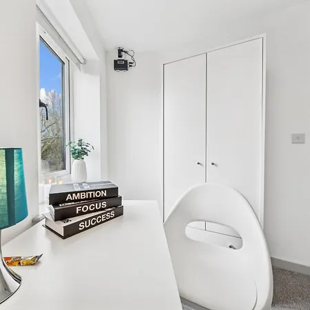 Modern & Cozy Private Double - Shared House By Altoluxo Short Lets & Serviced With Free Wifi & Parking