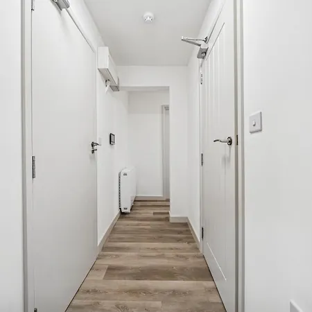 Modern & Cozy Private Double - Shared House By Altoluxo Short Lets & Serviced With Free Wifi & Parking شقة