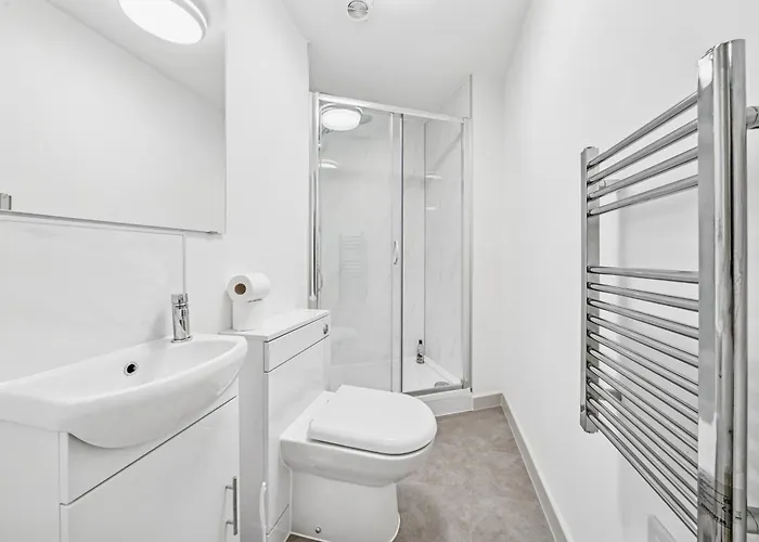 Modern & Cozy Private Double - Shared House By Altoluxo Short Lets & Serviced With Free Wifi & Parking Appartement