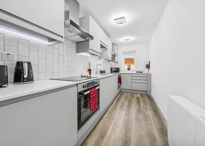 Modern & Cozy Private Double - Shared House By Altoluxo Short Lets & Serviced With Free Wifi & Parking *